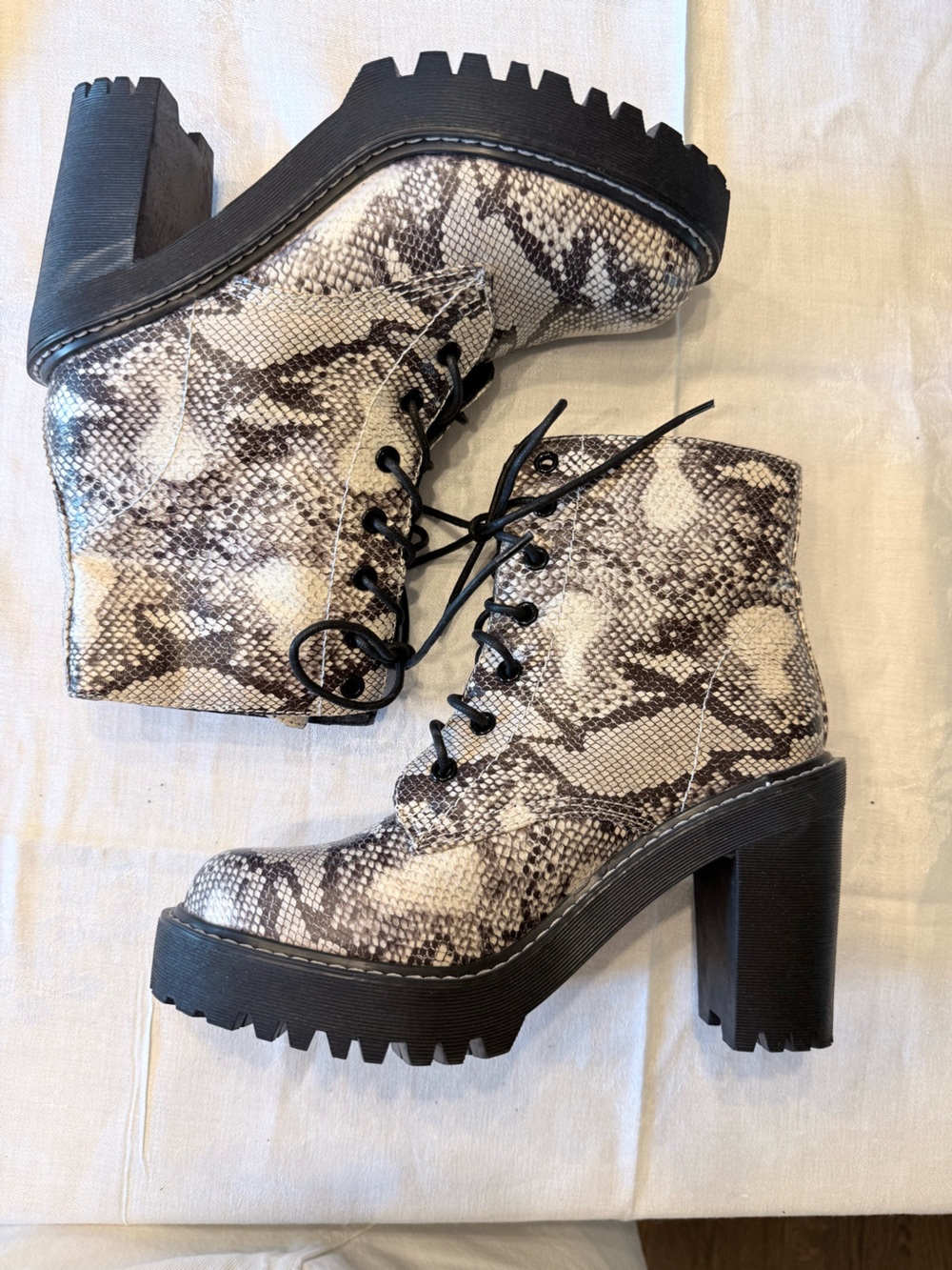 Madden Girl Archie Lug bootie combat boot Snake Lace-Up Platform  Womens 9